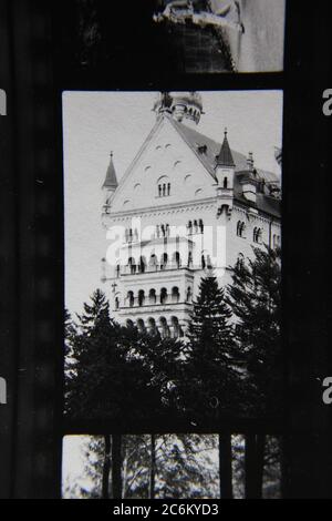 Feine 70er Jahre Vintage Kontaktdruck Schwarz-Weiß-Fotografie des Schlosses Neuschwanstein in Bayern, Deutschland. Stockfoto