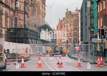 Manchester, Großbritannien - 5. Juli 2020: Die Straßenbahn auf der Princess Street war vorübergehend geschlossen, um ein Gerüst zur Reparatur des Manchester Town Hall zu bauen. Stockfoto