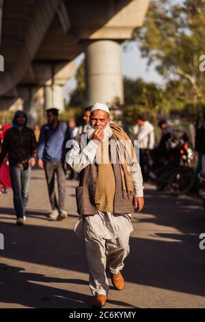 Neu Delhi / Indien - 16. Februar 2020: Erwachsener muslim mit langem weißen Bart zu Fuß auf Delhi Straße Stockfoto