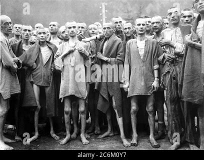 1945, 7. Mai, ÖSTERREICH : die Nazi-deutsche Konzentration am EBENSEE Dieses Foto wurde von LT. A. E. Samuelson US Army offizieller Fotograf aufgenommen. Die 80. Division der Alliierten Truppen, US-Armee der Dritten Armee, hat Gefangene vereidigt, die alle als Sklavenarbeiter für die Nazis gearbeitet hatten, um Tunnel für Rüstungslager in der Nähe der Stadt Ebensee von 1943 zu bauen, aber der Campus wurde angeblich für sadistische "wissenschaftliche" Experimente verwendet. Es war Teil des Mauthausen-Netzwerks.- Konzentrationslager - Zweiter Weltkrieg - Shoà - OLOCAUSTO - EBREIT - Campi di concentamento di sterminio ebraico - Ebreit - JÜDISCH - Stockfoto