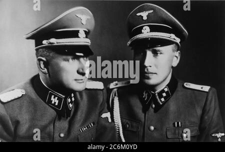 1944, 21. juni, AUSCHWITZ, POLEN: Das Nazi-deutsche Konzentrationslager, von links nach rechts: RICHARD BAER ( 1911 - 1963 ) ( Kommandant von Auschwitz ) und RUDOLF HOESS ( Höß , 1900 - 1947 ) Der ehemalige Auschwitz-Kommandant .- Konzentrationslager Auschwitz - Zweiter Weltkrieg - Shoà - OLOCAUSTO - EBREIT - Campi di concentramento di sterminio ebraico - Ebreit - JÜDISCH - OLOCAUSTO - OLOCAUST - CRIMINALE DI GUERRA - kriminali Nazisti - KRIMINELLE - Zweiter Weltkrieg - ZWEITER Weltkrieg - SECONDA GUERRA MONDIALE - 2. Weltkrieg - 2. Weltkrieg - foto storiche - foto storica - GERMANIA - POLONIA - GESCHICHTE - FOTO STORICHE - NAZIST Stockfoto