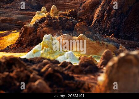 Die surreale, jenseitige Landschaft der heißen Schwefelquellen in Dallol, Danakil Depression, Afar Region, Nord-Äthiopien. Stockfoto