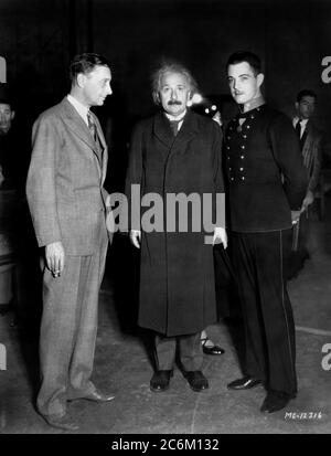 1931 , HOLLYWOOD , USA : der deutsche Physiker ALBERT EINSTEIN ( 1879 - 1955 ) , 1921 Nobelpreisträger , in den MGM Studios mit Regisseur JACQUES FEYDER ( 1885 - 1948 ) und Schauspieler RAMON NOVARRO ( 1899 - 1968 ) . - foto storiche - foto storica - scienziato - Wissenschaftler - Portrait - ritratto - Physik - FISICA - FISICO - SCIENZA - WISSENSCHAFT - Baffi - Schnurrbart - PREMIO NOBEL PER LA FISICA - Atomica - Atomo - scienziato - Genius - genio - FILM - KINO - REGISTA - ATTORE - GESCHICHTE - FOTO STORICHE --- ARCHIVIO GBB Stockfoto