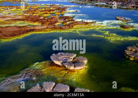 Die surreale, jenseitige Landschaft der heißen Schwefelquellen in Dallol, Danakil Depression, Afar Region, Nord-Äthiopien. Stockfoto