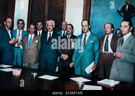 1945, MAILAND, ITALIEN: Die italienischen Partisanen und Politiker der CLN (COMITATO DI LIBERAZIONE NAZIONALE) während eines Treffens. Von links: GIAN CARLO PAJETTA ( 1911 - 1990 ) und MARIO VENANZI ( 1913 - 1995 ) von PCI ( Partito Comunista Italiano ), der 3. Ist EMILIO COLOMBO ( 1920 - 1913 ) von DC ( Democrazia Cristiana ), der 5. FERRUCCIO PARRI ( 1890 - 1981 ), die 7., die GIUSEPPE BRUSASCA ( 1900 - 1994 ) und 8. RODOLFO MORANDI ( 1903 - 1955 ) der PSI ( Partito Socialista Italiano ) . - ritratto - Portrait - POLITICA - POLITICO - ITALIANA - ITALIA - POLITIC - ITALIA - cravatta - RESISTEN Stockfoto