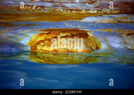 Die surreale, jenseitige Landschaft der heißen Schwefelquellen in Dallol, Danakil Depression, Afar Region, Nord-Äthiopien. Stockfoto