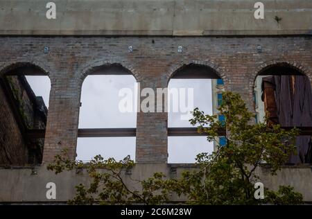 Ein verlassene Gebäude verfügt über vier offene Fenster mit Blick auf Dauphin Street, 3. Juli 2020, in Mobile, Alabama. Stockfoto