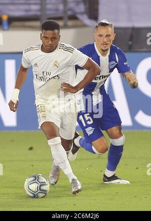 Madrid, Spanien. Juli 2020. Real Madrids Rodrygo Goes (L) spielt mit Alaves' Ljubomir Fejsa während eines Fußballspiels der spanischen Liga zwischen Real Madrid und Alaves in Madrid, Spanien, am 10. Juli 2020. Quelle: Edward F. Peters/Xinhua/Alamy Live News Stockfoto