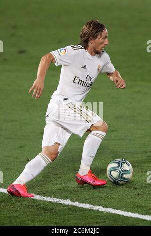 Madrid, Spanien. Juli 2020. Luka Modric von Real Madrid tritt bei einem Fußballspiel der spanischen Liga zwischen Real Madrid und Alaves in Madrid, Spanien, am 10. Juli 2020 an. Quelle: Edward F. Peters/Xinhua/Alamy Live News Stockfoto