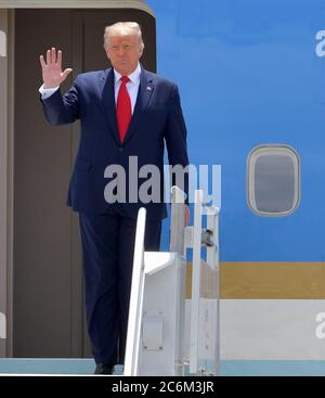 ** NY PAPERS OUT**MIAMI, FL - JULI 10: US-Präsident Donald Trump Ankunft am Miami International Airport am 10. Juli 2020 in Miami, Florida. Der Präsident wurde von Carlos A. Giménez Bürgermeister von Miami-Dade County begrüßt und ist in der Stadt, um eine Unterrichtung über SOUTHCOM Enhanced Counterarcotics Operation zu erhalten und Iglesia Doral Jesus Worship Center zu besuchen, um an einem Rundtisch zur Unterstützung der Menschen in Venezuela teilzunehmen.Quelle: Hoo-Me/MediaPunch FLXX Stockfoto