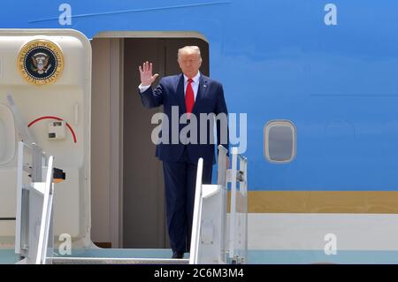 ** NY PAPERS OUT**MIAMI, FL - JULI 10: US-Präsident Donald Trump Ankunft am Miami International Airport am 10. Juli 2020 in Miami, Florida. Der Präsident wurde von Carlos A. Giménez Bürgermeister von Miami-Dade County begrüßt und ist in der Stadt, um eine Unterrichtung über SOUTHCOM Enhanced Counterarcotics Operation zu erhalten und Iglesia Doral Jesus Worship Center zu besuchen, um an einem Rundtisch zur Unterstützung der Menschen in Venezuela teilzunehmen.Quelle: Hoo-Me/MediaPunch FLXX Stockfoto