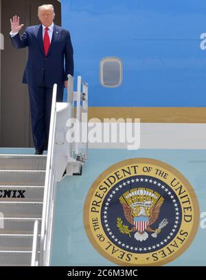 ** NY PAPERS OUT**MIAMI, FL - JULI 10: US-Präsident Donald Trump Ankunft am Miami International Airport am 10. Juli 2020 in Miami, Florida. Der Präsident wurde von Carlos A. Giménez Bürgermeister von Miami-Dade County begrüßt und ist in der Stadt, um eine Unterrichtung über SOUTHCOM Enhanced Counterarcotics Operation zu erhalten und Iglesia Doral Jesus Worship Center zu besuchen, um an einem Rundtisch zur Unterstützung der Menschen in Venezuela teilzunehmen.Quelle: Hoo-Me/MediaPunch FLXX Stockfoto