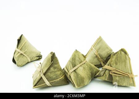 Nahaufnahme des Zongzi, es ist ein traditionelles chinesisches Reisgericht aus klejewem Reis, gefüllt mit verschiedenen Füllungen und in Schilfblätter gewickelt. Stockfoto