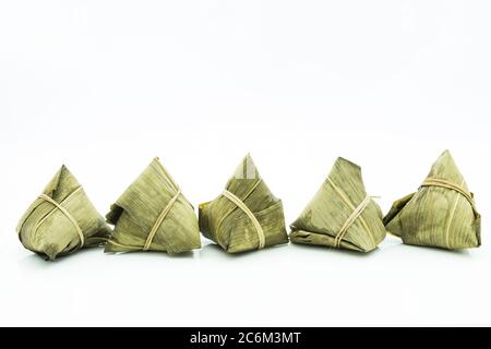 Nahaufnahme des Zongzi, es ist ein traditionelles chinesisches Reisgericht aus klejewem Reis, gefüllt mit verschiedenen Füllungen und in Schilfblätter gewickelt. Stockfoto