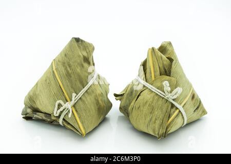 Nahaufnahme des Zongzi, es ist ein traditionelles chinesisches Reisgericht aus klejewem Reis, gefüllt mit verschiedenen Füllungen und in Schilfblätter gewickelt. Stockfoto