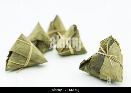Nahaufnahme des Zongzi, es ist ein traditionelles chinesisches Reisgericht aus klejewem Reis, gefüllt mit verschiedenen Füllungen und in Schilfblätter gewickelt. Stockfoto