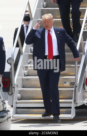 ** NY PAPERS OUT**MIAMI, FL - JULI 10: US-Präsident Donald Trump Ankunft am Miami International Airport am 10. Juli 2020 in Miami, Florida. Der Präsident wurde von Carlos A. Giménez Bürgermeister von Miami-Dade County begrüßt und ist in der Stadt, um eine Unterrichtung über SOUTHCOM Enhanced Counterarcotics Operation zu erhalten und Iglesia Doral Jesus Worship Center zu besuchen, um an einem Rundtisch zur Unterstützung der Menschen in Venezuela teilzunehmen.Quelle: Hoo-Me/MediaPunch MNC007 Stockfoto