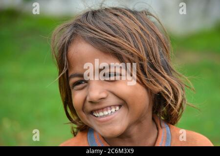 TIKAMGARH, MADHYA PRADESH, INDIEN - 06. JULI 2020: Portrait eines unbekannten indischen Dorfmädchens. Stockfoto