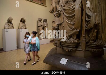 Moskau, Russland. Juli 2020. Besucher mit Gesichtsmasken kommen am 10. Juli 2020 im Puschkin State Museum of Fine Arts in Moskau, Russland, an Kunstwerken vorbei. Das Puschkin State Museum of Fine Arts am Freitag wieder für die Öffentlichkeit nach Schließung wegen Coronavirus Pandemie. Quelle: Alexander Zemlianichenko Jr/Xinhu/Alamy Live News Stockfoto