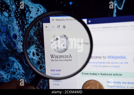 Wikipedia Website Homepage auf dem Bildschirm auf Lupe. Wikipedia ist eine freie Internet-Enzyklopädie. Bekasi, Juli 11 2020 Stockfoto