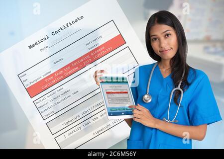 Ärztin mit digitaler Tablette, die covid-19-Zertifikat auf dem Bildschirm zeigen. Stockfoto