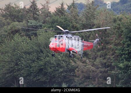 XZ578, ein Westland Sea King HU.5, der von der Royal Navy in der Such- und Rettungsrolle betrieben wird und 2015 von der East Fortune Airshow abreist. Stockfoto