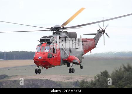 XZ578, ein Westland Sea King HU.5, der von der Royal Navy in der Such- und Rettungsrolle betrieben wird und 2015 von der East Fortune Airshow abreist. Stockfoto