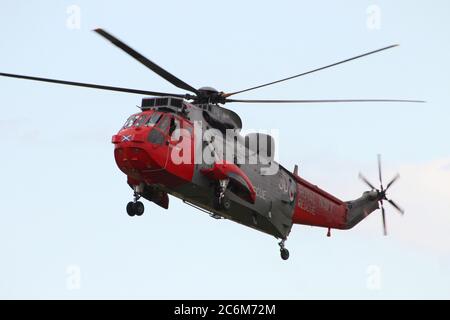 XZ578, ein Westland Sea King HU.5, der von der Royal Navy in der Such- und Rettungsrolle betrieben wird und 2015 von der East Fortune Airshow abreist. Stockfoto