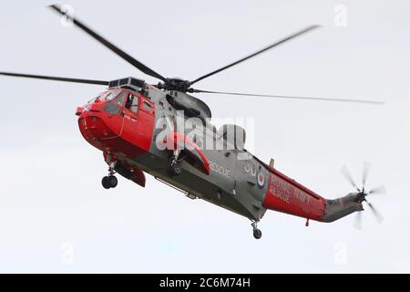 XZ578, ein Westland Sea King HU.5, der von der Royal Navy in der Such- und Rettungsrolle betrieben wird und 2015 von der East Fortune Airshow abreist. Stockfoto