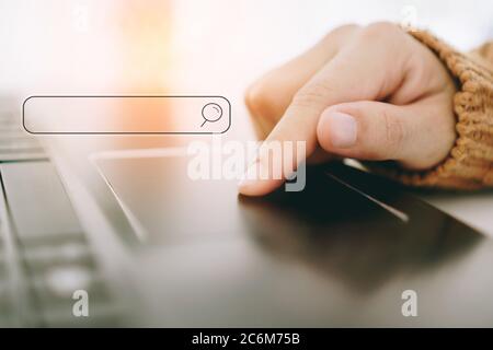 Menschen Hand mit Laptop oder Computer Suche nach Informationen im Internet Online-Gesellschaft Web mit Suchfeld Symbol und Copyspace. Stockfoto