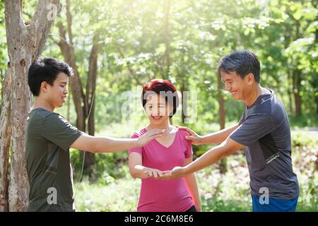 Vater Mutter und erwachsenen Sohn Übung im Park Stockfoto