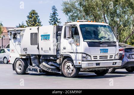 10. Juli 2020 Santa Clara / CA / USA - Straßenkehrmaschine der Marke Tymco; Tymco, Inc. Arbeitet als Kehrmaschine Stockfoto