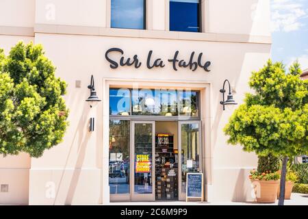 10. Juli 2020 Santa Clara / CA / USA - Sur la table Storefront; Sur la table, Inc, ein privat geführtes Einzelhandelsunternehmen, das Küchenartikel verkauft, Fi Stockfoto