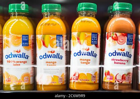 10. Juli 2020 Santa Clara / CA / USA - Odwalla Saftflaschen in einem Supermarkt Kühlschrank ausgestellt; im Juli 2020, Coca-Cola kündigte die Diskontinu Stockfoto