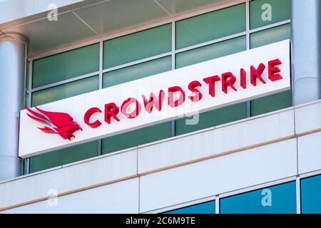 8. Juli 2020 Sunnyvale / CA / USA - Nahaufnahme des CrowdStrike-Logos am Hauptsitz im Silicon Valley; CrowdStrike Holdings, Inc. Ist ein Cyber-Security-Unternehmen Stockfoto