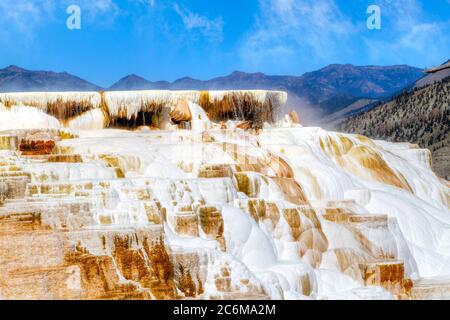 Nahaufnahme von Heißwasserkaskaden über den Travertin-Terrassen von Canary Spring in Mammoth Hot Springs im Yellowstone National Park. Die Kalksteinterrasse Stockfoto