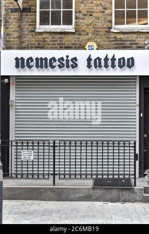 London, Großbritannien. Juli 2020. Nemesis Tattoo Studio in Camden, London. Kredit: SOPA Images Limited/Alamy Live Nachrichten Stockfoto