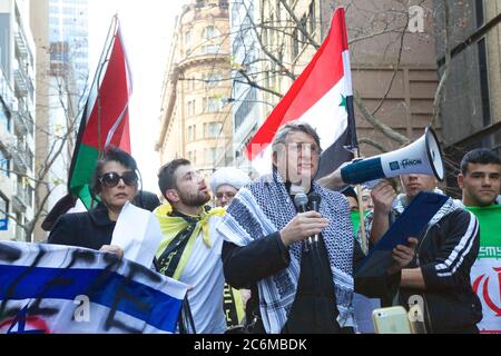 Der anglikanische Pfarrer, Pater Dave Smith von der Holy Trinity Church in Dulwich Hill, spricht bei der Al-Quds Day Kundgebung vor dem Department of Forei Stockfoto