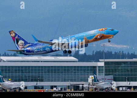 Richmond, British Columbia, Kanada. Juli 2020. Ein WestJet Airlines Boeing 737-800 (C-GWSV) Jet, lackiert in einer speziellen Disney-Themenlackierung "Frozen", hebt vom Vancouver International Airport ab, auf einem Flug von Vancouver nach Toronto, 9. Juli 2020. Kredit: Bayne Stanley/ZUMA Wire/Alamy Live Nachrichten Stockfoto