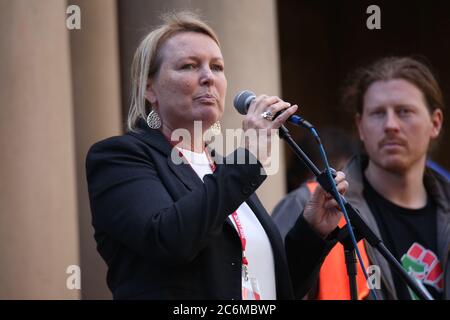 Die Labour-Abgeordnete Lynda Voltz, die in den Gazastreifen gereist ist, spricht vor dem Rathaus von Sydney, neben der Kundgebung, bei der pro-palästinensischen Kundgebung Stockfoto