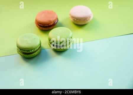 Flaches Lay von bunten instabilen französisch Makronen-Cookies wie Hintergrund, Dessert-Konzept.Pop Art Color-Stil mit Bakery und Bakery Goodies auf hell Stockfoto