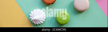 Flaches Lay von bunten instabilen französisch Makronen-Cookies wie Hintergrund, Dessert-Konzept.Pop Art Color-Stil mit Bakery und Bakery Goodies auf hell Stockfoto