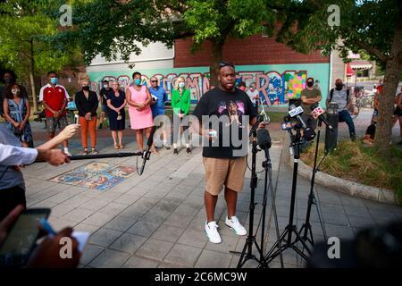 Bloomington, Usa. Juli 2020. Vauhxx Booker, der am 4. Juli bei einem angeblichen Lynchversuch am Monroe Lake angegriffen wurde, spricht während einer Pressekonferenz im Peoples Park in Bloomington.Booker und sein Anwalt fordern ein großes Geschworenenverfahren, um den Angriff zu untersuchen. Kredit: SOPA Images Limited/Alamy Live Nachrichten Stockfoto