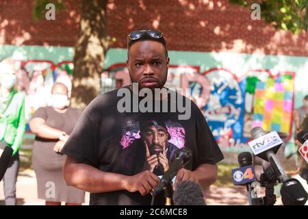 Bloomington, Usa. Juli 2020. Vauhxx Booker, der am 4. Juli bei einem angeblichen Lynchversuch am Monroe Lake angegriffen wurde, spricht während einer Pressekonferenz im Peoples Park in Bloomington.Booker und sein Anwalt fordern ein großes Geschworenenverfahren, um den Angriff zu untersuchen. Kredit: SOPA Images Limited/Alamy Live Nachrichten Stockfoto