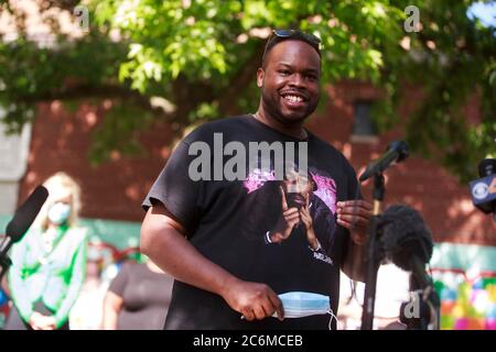 Bloomington, Usa. Juli 2020. Vauhxx Booker, der am 4. Juli bei einem angeblichen Lynchversuch am Monroe Lake angegriffen wurde, spricht während einer Pressekonferenz im Peoples Park in Bloomington.Booker und sein Anwalt fordern ein großes Geschworenenverfahren, um den Angriff zu untersuchen. Kredit: SOPA Images Limited/Alamy Live Nachrichten Stockfoto