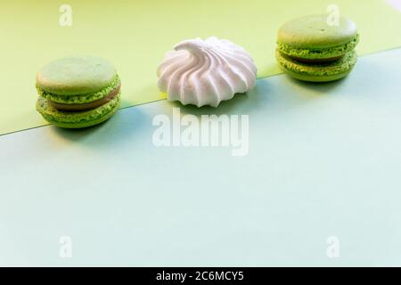 Flaches Lay von bunten instabilen französisch Makronen-Cookies wie Hintergrund, Dessert-Konzept.Pop Art Color-Stil mit Bakery und Bakery Goodies auf hell Stockfoto