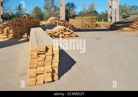 Holz in einem Außenlager aus Kiefernholz. Baubranche. Stockfoto
