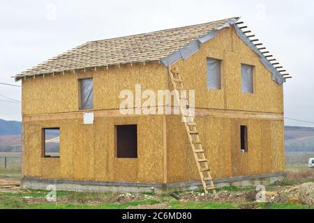 Bau eines Holzhauses aus SIP-Paneelen. Element der Gebäudekonstruktion. Stockfoto