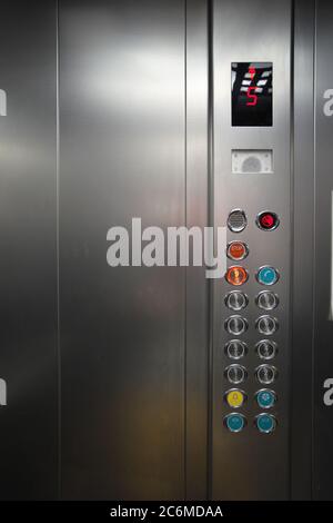 In den Metall-Aufzug Boden Auswahltasten. Element des Designs. Stockfoto