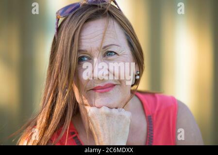 Portrait zuversichtlich attraktive reife Frau, posiert nachdenklich, Nachdenklichkeit im Freien. Stockfoto